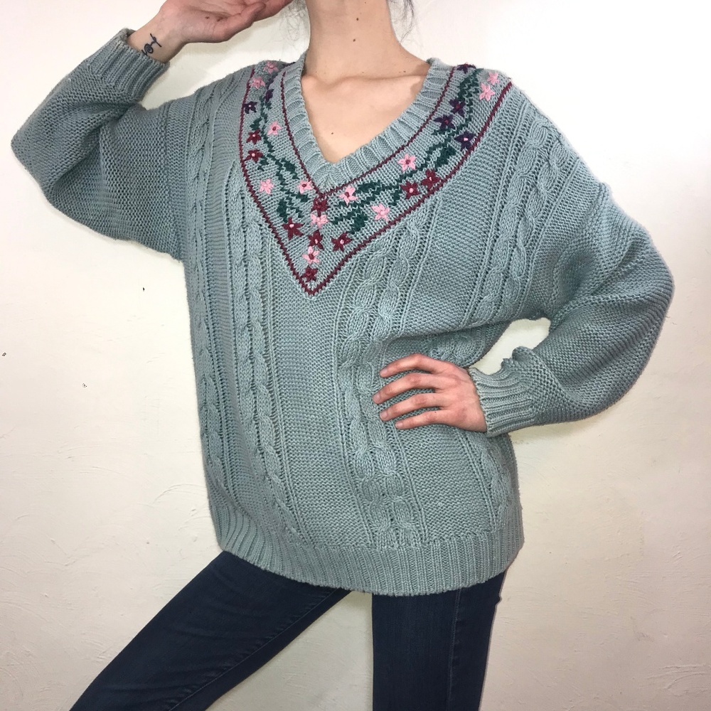 Vintage sage green pretty v-neck sweater